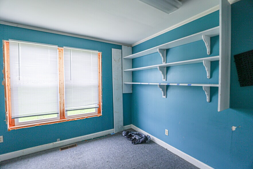 More Photos Of 806 Poplar St, Benton Office For Sale