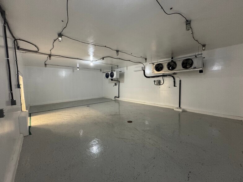 More Photos Of 1403 E Houston St, San Antonio Flex For Lease