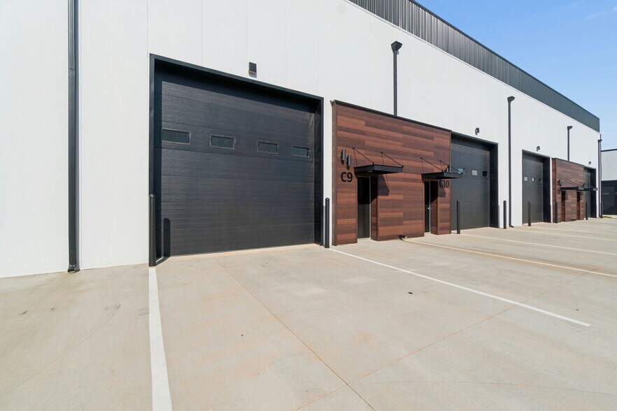 More Photos Of 7700 Broadway Ext, Oklahoma City Light Distribution For Sale
