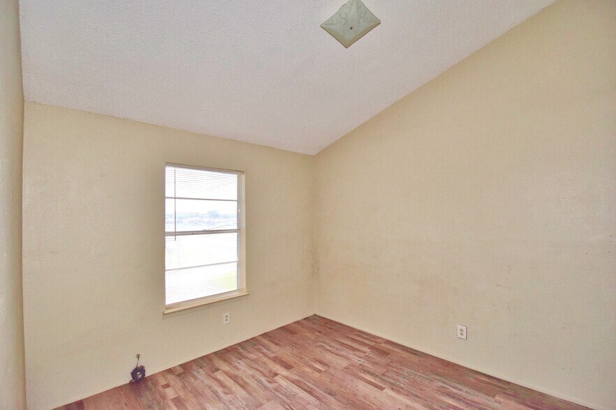 More Photos Of 303-511 E Reagan Rd, Beeville Multifamily For Sale