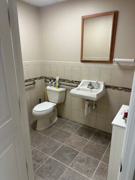 More Photos Of 615 S Livingston Ave, Livingston Storefront For Lease