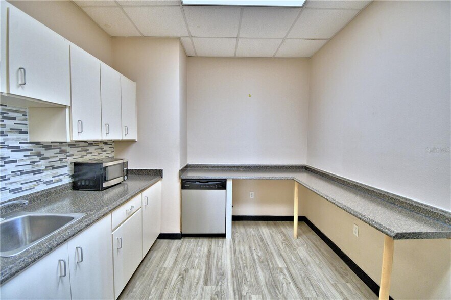 More Photos Of 43344 Highway 27, Davenport Coworking Space