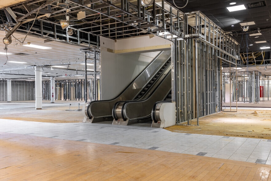 More Photos Of 1995 Southlake Mall, Merrillville Department Store For Sale