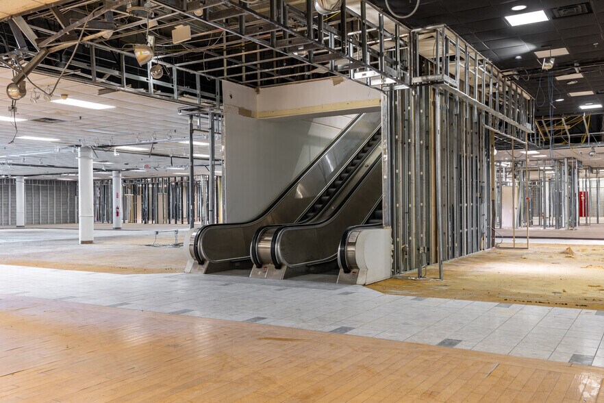 More Photos Of 1995 Southlake Mall, Merrillville Department Store For Sale