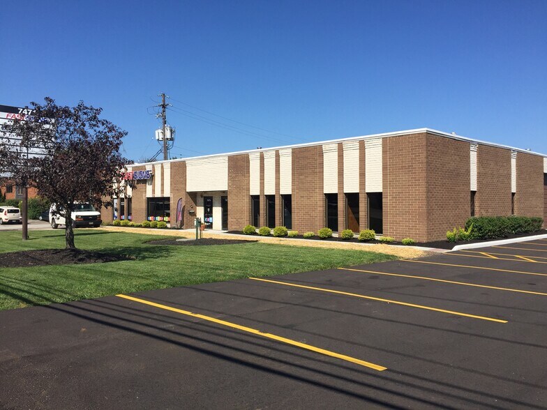 More Photos Of 7471 Tyler Blvd, Mentor Showroom For Lease