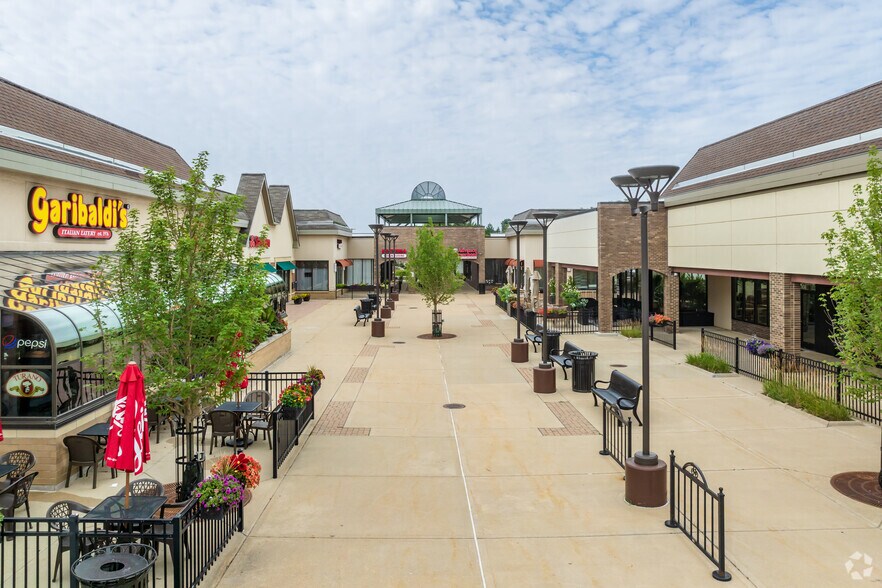 More Photos Of 2300-2356 W West Higgins Rd, Hoffman Estates Storefront For Sale