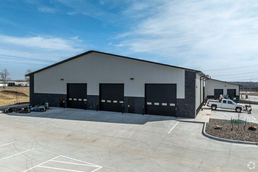 Primary Photo Of 5930 NW Beaver Dr, Johnston Showroom For Lease