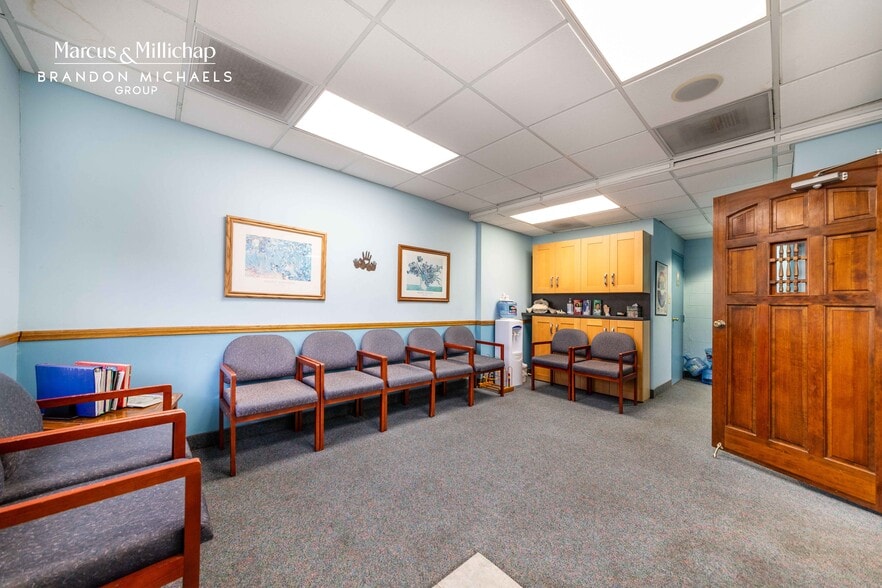 More Photos Of 1600 E Chevy Chase Dr, Glendale General Retail For Sale