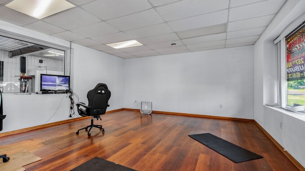 More Photos Of 1417 Martin Rd, Bloomer Auto Repair For Sale