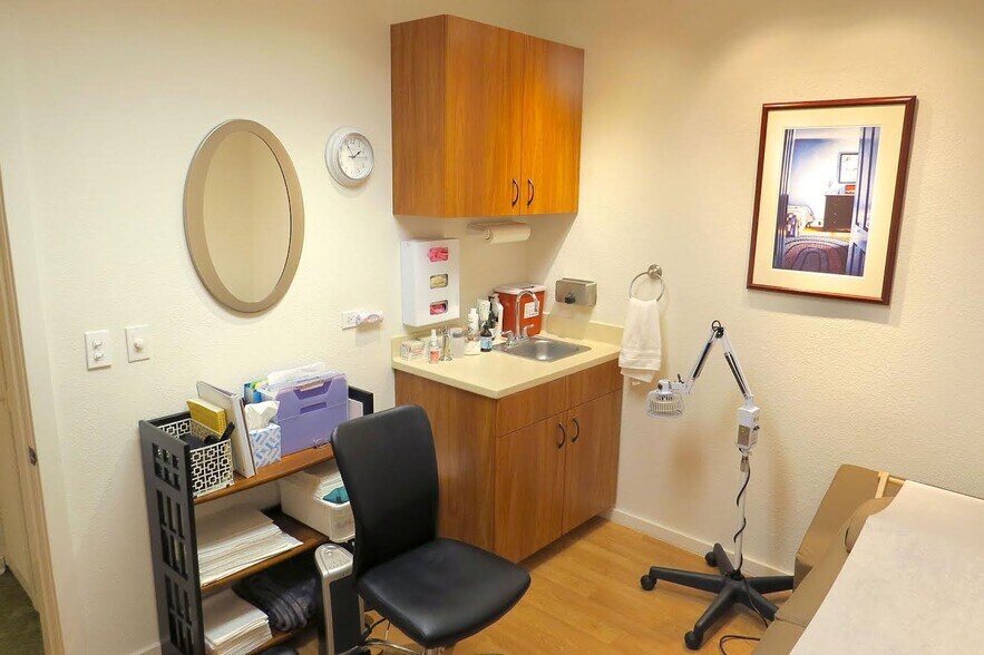 More Photos Of 438-444 Hobron Ln, Honolulu Office For Lease