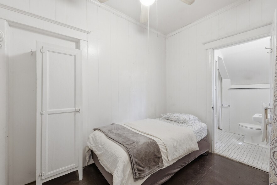 More Photos Of 50 Charlotte St, Saint Augustine Storefront Retail Office For Sale