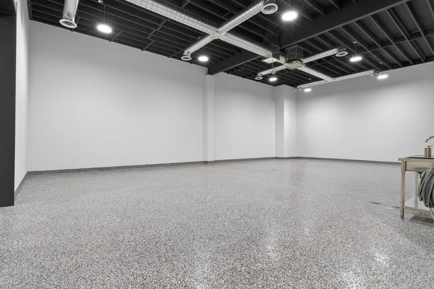 More Photos Of 703 S Main St, Burbank Showroom For Sale