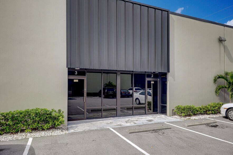 More Photos Of 201 E Douglas Rd, Oldsmar Warehouse For Lease
