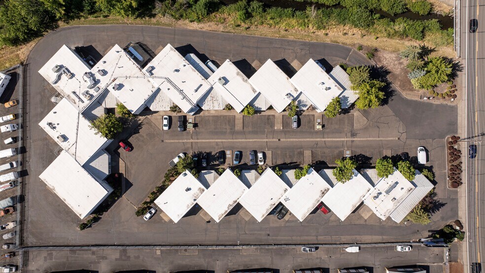 More Photos Of 1000 Bertelsen Rd, Eugene Warehouse For Sale