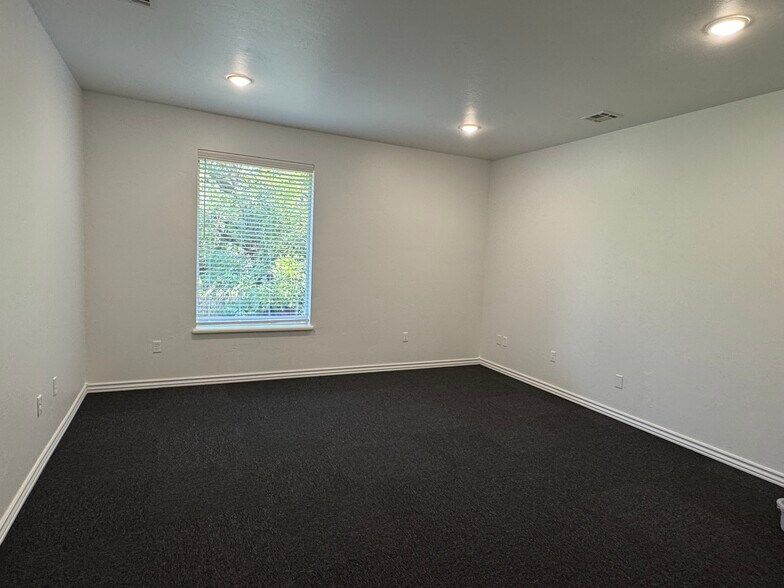 More Photos Of 817 Irish Ln, Edmond Office For Lease