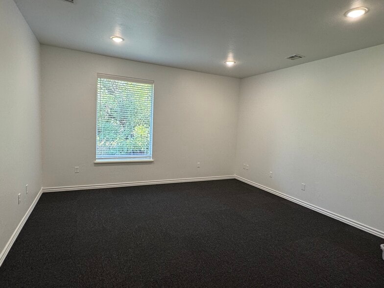 More Photos Of 817 Irish Ln, Edmond Office For Lease