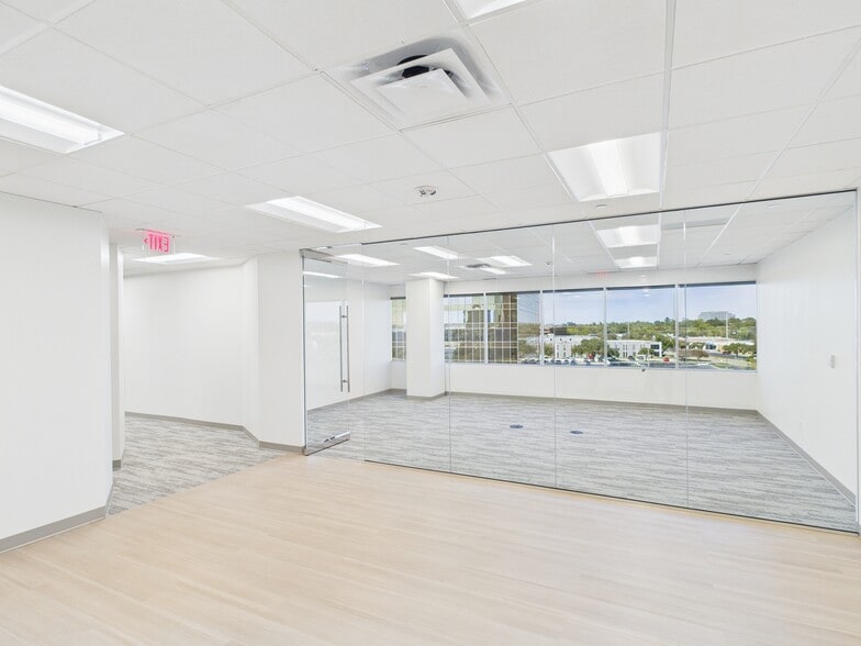 More Photos Of 1420 W Mockingbird Ln, Dallas Office For Lease