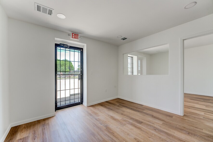 More Photos Of 10215 Papalote St, Houston Showroom For Sale