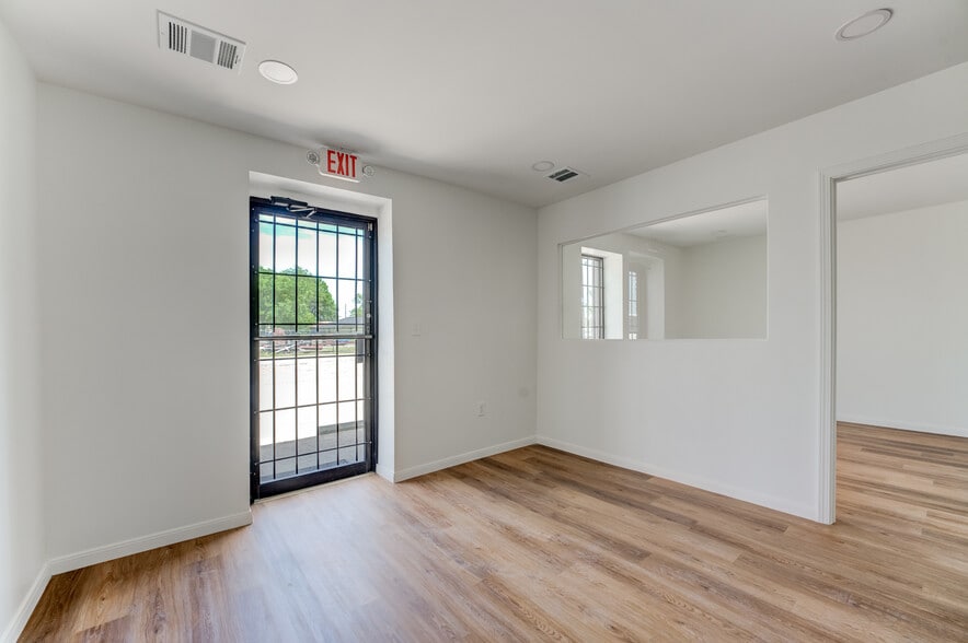 More Photos Of 10215 Papalote St, Houston Showroom For Lease