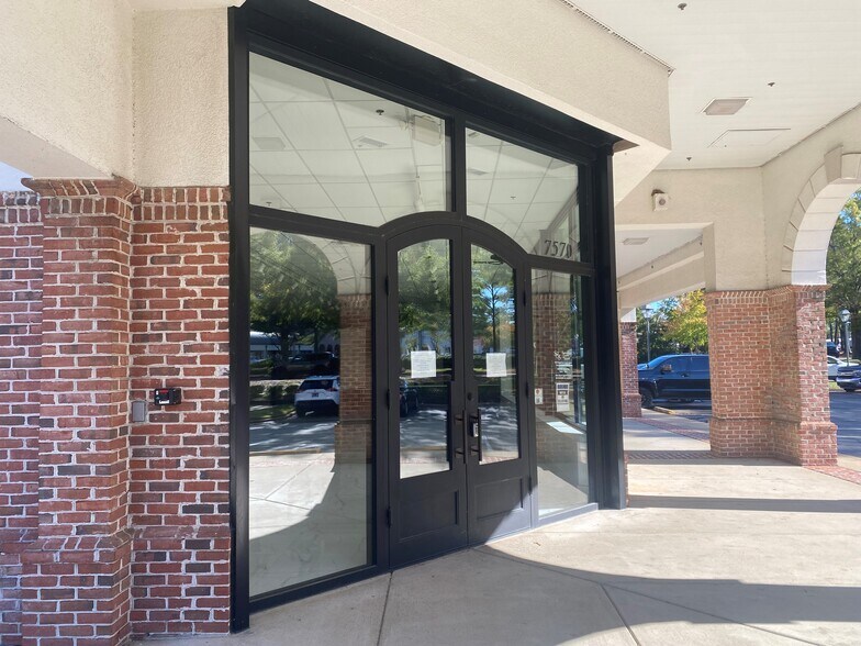 More Photos Of 7570-7604 W Farmington Blvd, Germantown General Retail For Lease