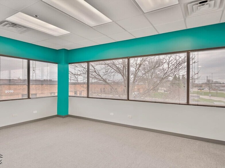 More Photos Of 1990 E Algonquin Rd, Schaumburg Office For Lease