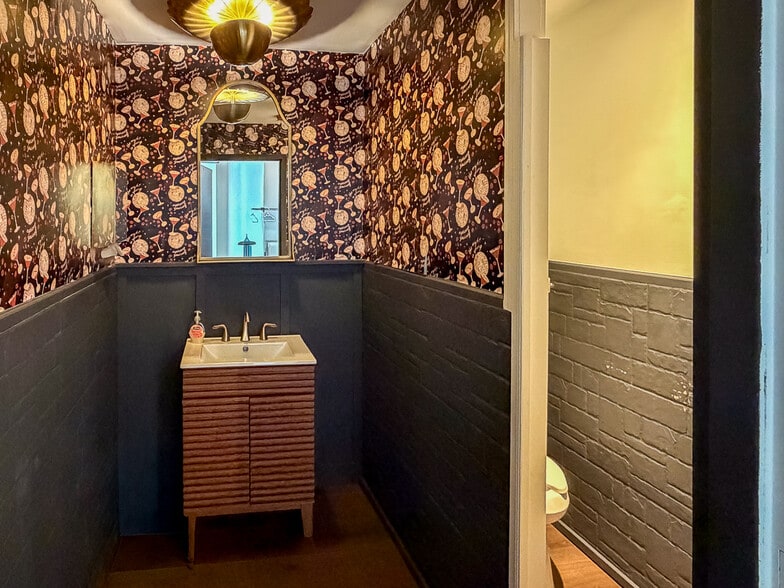 More Photos Of 345 King St, Charleston Storefront Retail Office For Lease