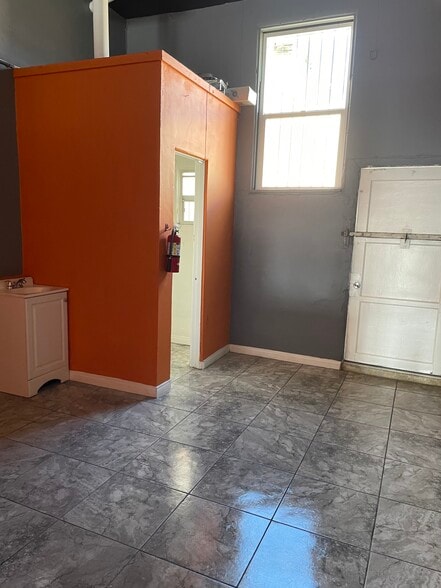 More Photos Of 6426 Lankershim Blvd, North Hollywood Storefront Retail Office For Lease