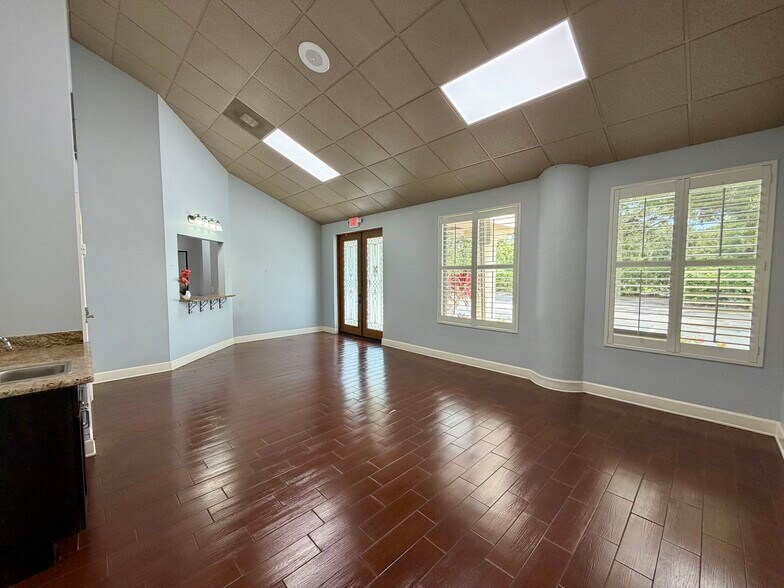 More Photos Of 4915 Ehrlich Rd, Tampa Medical For Sale