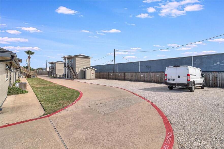 More Photos Of 121 Cut Off Rd, Port Aransas Office For Sale