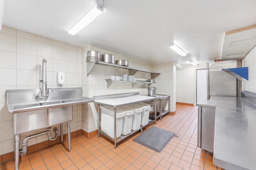 More Photos Of 128 Metropolitan Ave, Brooklyn Restaurant For Lease