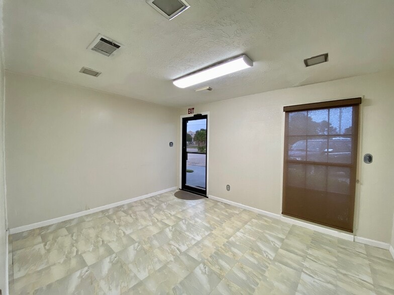 More Photos Of 907 Bay Area Blvd, Houston Medical For Sale