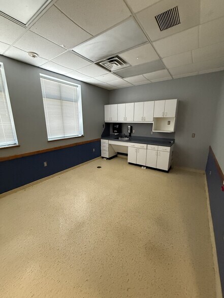 More Photos Of 305 River Dr, LaFollette Medical For Sale