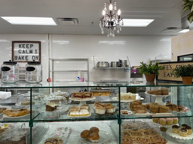 More Photos Of 670 S Green Valley Pky, Henderson Storefront Retail Office For Sale