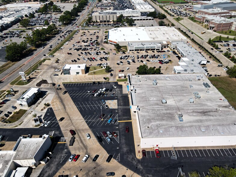 More Photos Of 4820 S Broadway Ave, Tyler Department Store For Lease