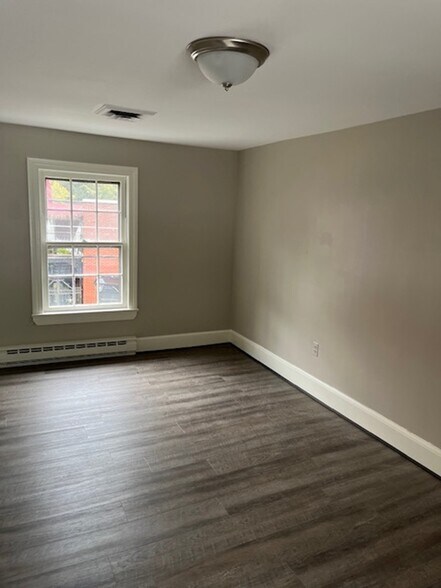 More Photos Of 406 Mill St, Occoquan Freestanding For Lease