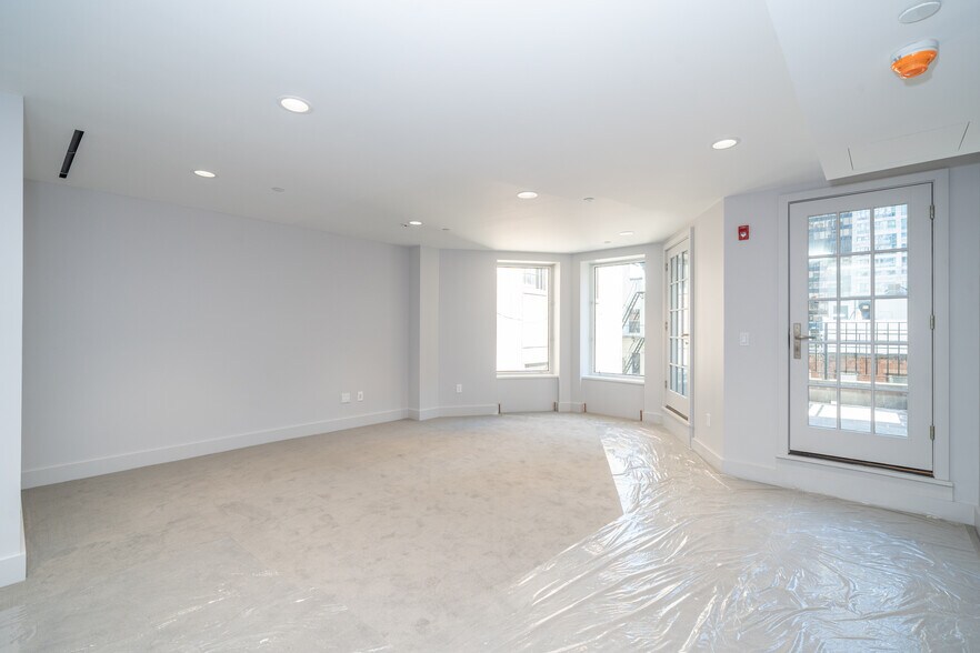 More Photos Of 31 W 54th St, New York Storefront Retail Office For Sale