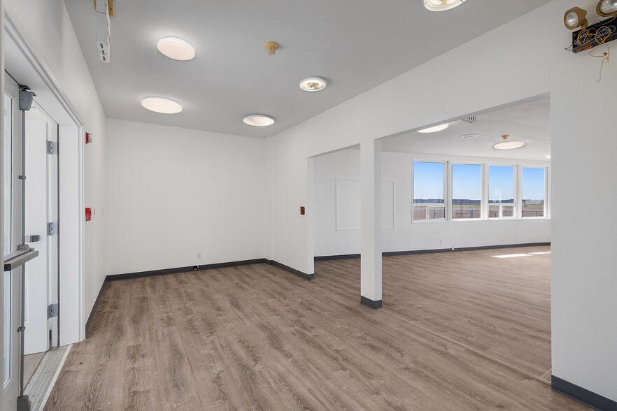 More Photos Of 1300 Airport way, Hoquiam Flex For Lease