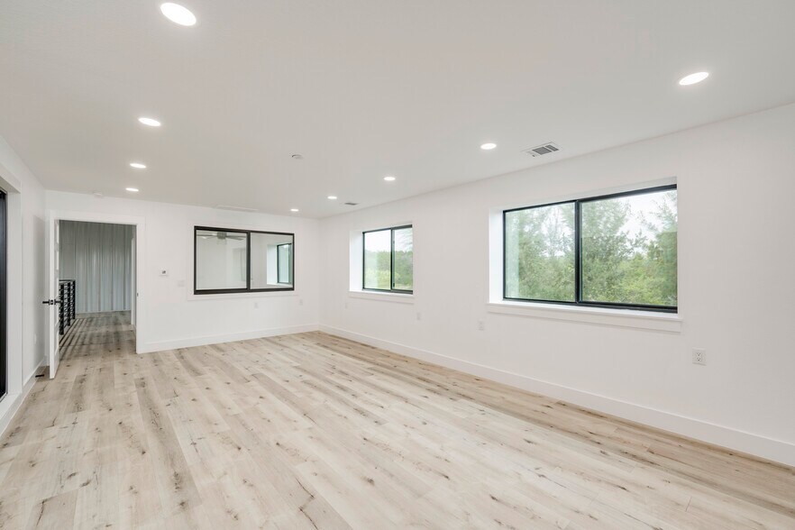 More Photos Of 15210 Fitzhugh Rd, Austin Warehouse For Lease