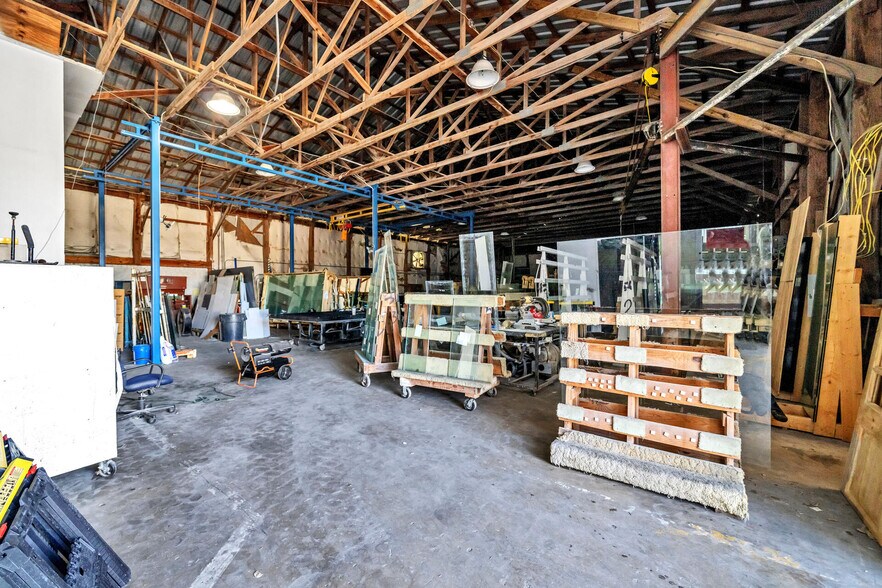 More Photos Of 639 Harbor Blvd, Destin Showroom For Lease