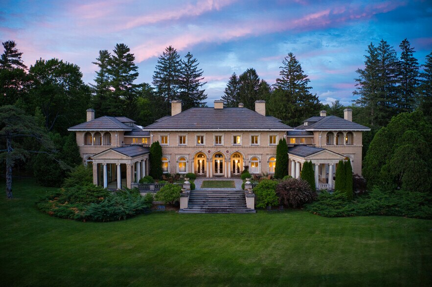 Primary Photo Of 11 Hawthorne Rd, Lenox Hotel For Sale