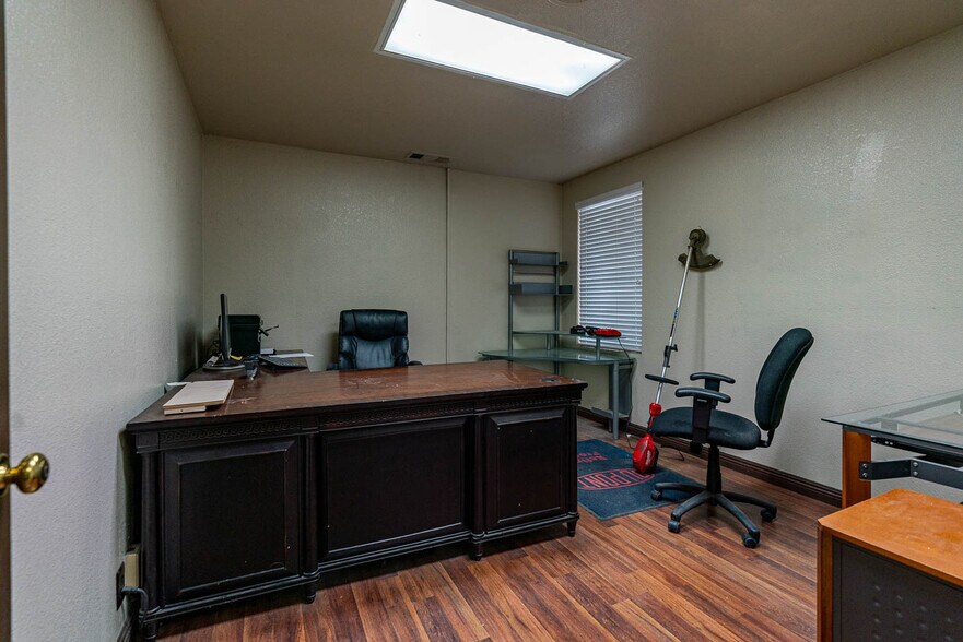 More Photos Of 39126-39130 3rd St E, Palmdale Service For Sale