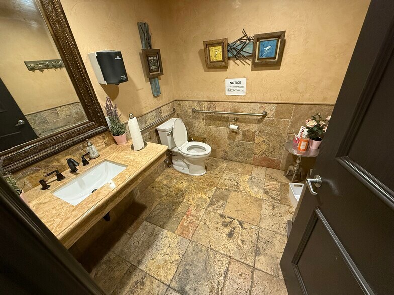 More Photos Of 7318 Topanga Canyon Blvd, Canoga Park Medical For Lease