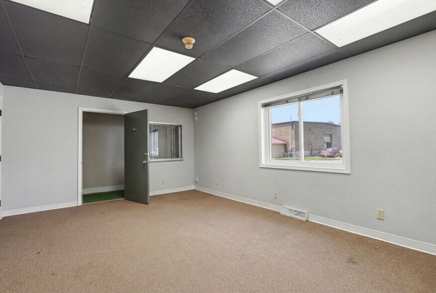 More Photos Of 301 Old Dubuque Rd, Anamosa Warehouse For Lease