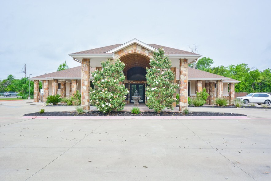 More Photos Of 2320 Airport Rd, Temple Storefront Retail Office For Lease