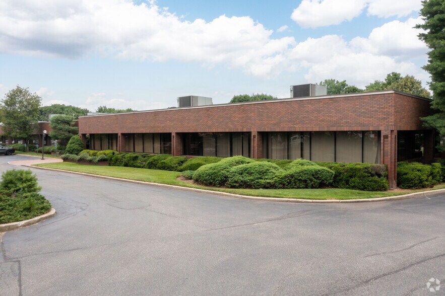 More Photos Of 30 Jericho Executive Plz, Jericho Office For Lease