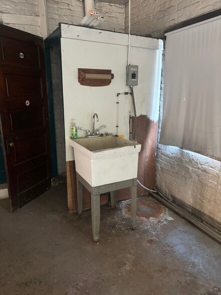 More Photos Of 824 Highland Ave, Lancaster Warehouse For Lease