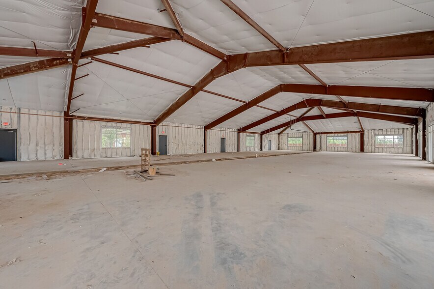 More Photos Of 910 East Ave, Katy Showroom For Lease