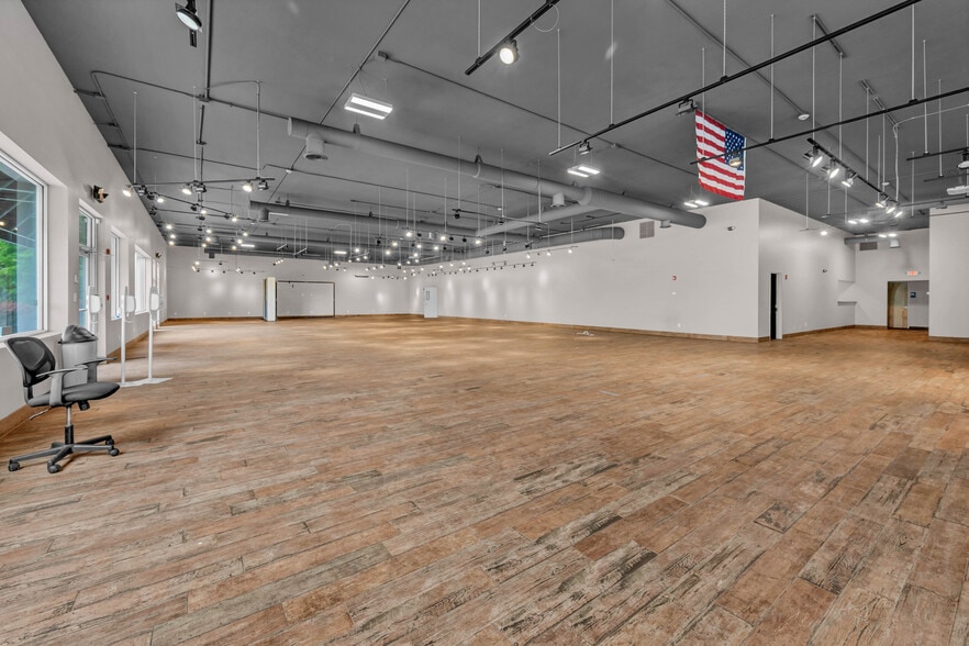 More Photos Of 20 Federal Rd, Brookfield Storefront For Lease