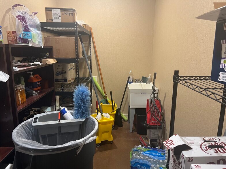 More Photos Of 6413 N State Highway 349, Midland Warehouse For Lease