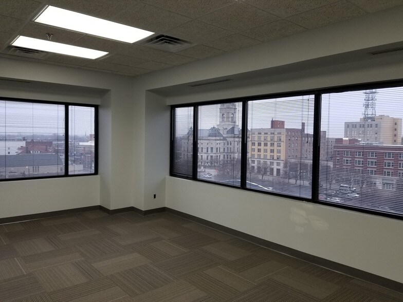 More Photos Of 16-20 NW 3rd St, Evansville Office For Lease